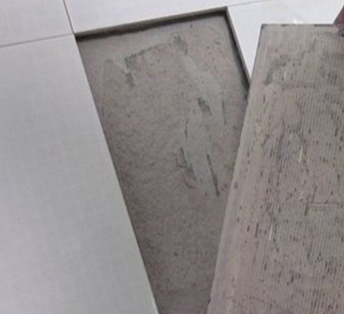 茌平瓷砖空鼓维修公司分享瓷砖铺贴时如果打浆（即涂抹在瓷砖背面和基层上的砂浆或瓷砖胶）过少，会带来以下问题